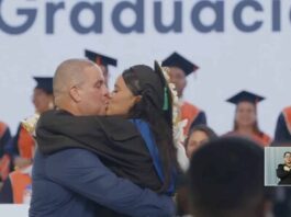 Mujer pidió matrimonio a su novio en 77.ª graduación de la UAPA