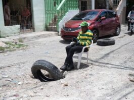 Peligroso hoyo amenaza a residentes en Villa Duarte