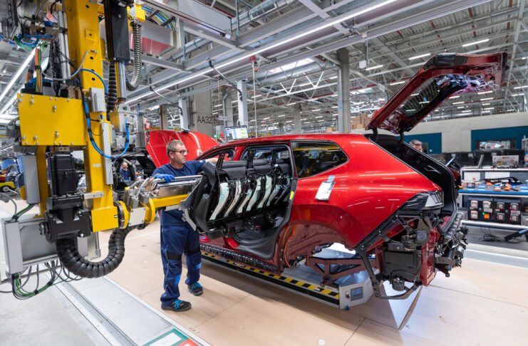 BMW va a despedir a 8.000 empleados en Alemania. La clave está cuántos empleados necesita la marca para ganar un millón de euros
