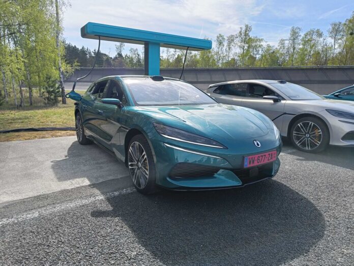 BYD ha tomado la mejor de las decisiones para España: copiar a Tesla. Y por eso vamos a tener cargadores de 1.500 kW en 2027