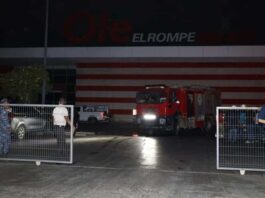 Bomberos sofocan incendio en supermercado Olé