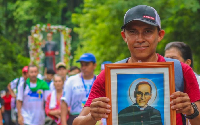 Cardenal Rosa Chávez invita a jóvenes a peregrinar con esperanza junto a San Óscar Romero