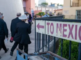 Con una procesión, piden dignidad y respeto para migrantes en el cruce fronterizo de EE.UU. y México
