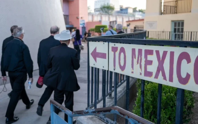 Con una procesión, piden dignidad y respeto para migrantes en el cruce fronterizo de EE.UU. y México