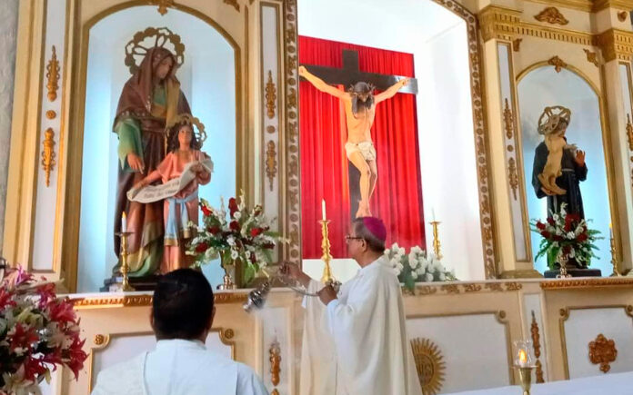 Dos parroquias unidas por Santa Ana renuevan el retablo de una iglesia histórica de Cuba