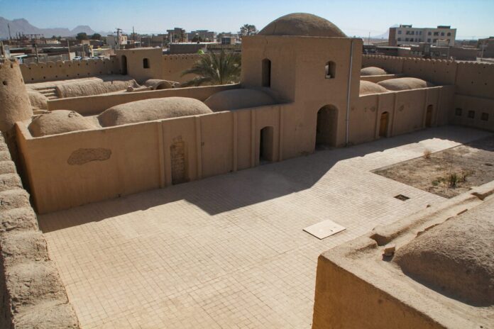 El calor cambia tu humor. Un egipcio lo entendió hace 40 años y diseñó un pueblo que “sudaba” para enfriarse