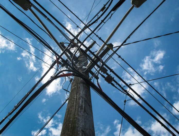 El incendio de Los Gallardos acaba de poner sobre la mesa un problema enorme: España está llena de cables que 
