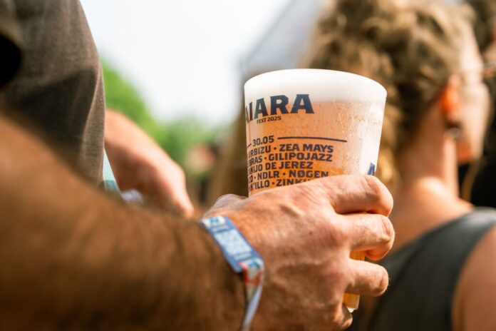 El modelo de vasos reciclables de los festivales es un fracaso, salvo para cobrar más: 
