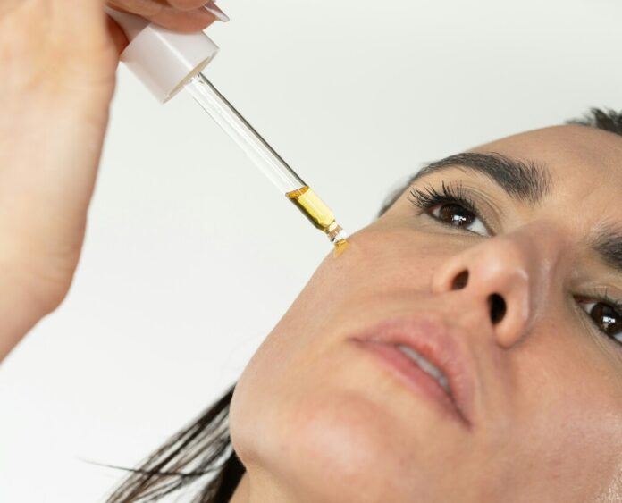 El sérum de vitamina C no sustituye a tu protector solar, pero la ciencia advierte: usar ambos es el verdadero 