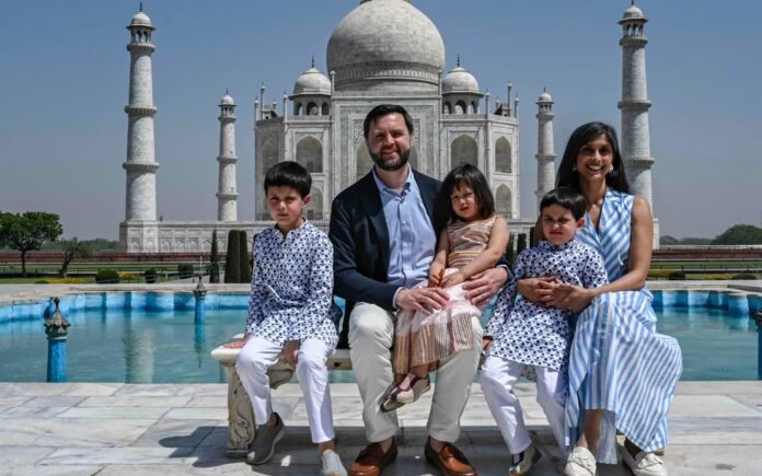 El vicepresidente de EE.UU., JD Vance, y su esposa Usha dan la bienvenida a su cuarto hijo