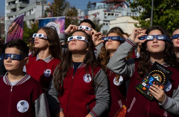 Encontrar unas gafas homologadas para ver el eclipse es más complejo de lo que parece: aquí tienes una guía