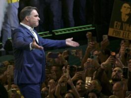 Flávio Bolsonaro oficializa su candidatura presidencial en Brasil Flávio Bolsonaro oficializa su candidatura presidencial en Brasil