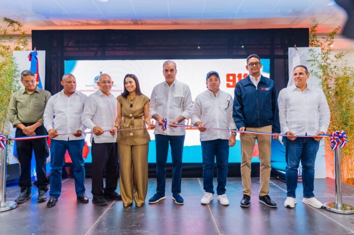 Gobierno inaugura Sistema 9-1-1 en Montecristi y entrega más de 400 títulos a familias de Pepillo Salcedo
