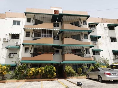 Hombre muere tras golpear puerta de cristal Hombre muere tras golpear puerta de cristal