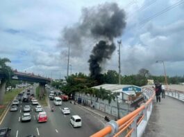 Incendio en solar vacío en la avenida John F. Kennedy