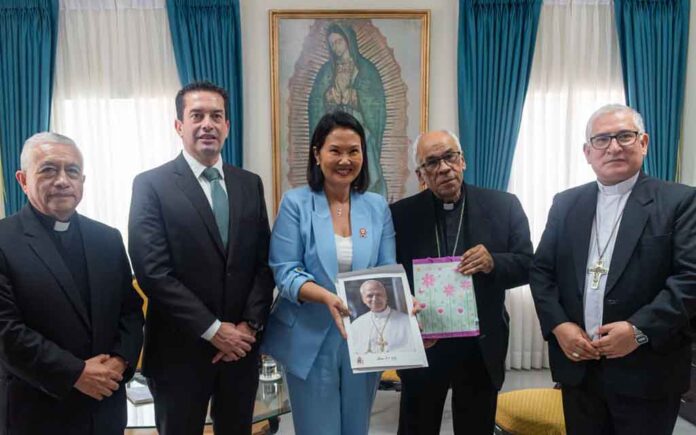 Keiko Fujimori visita a obispos del Perú para afinar detalles del viaje del Papa León XIV
