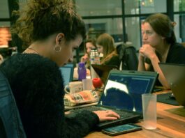 La generación Z no aguanta más de un año en sus empleos: no es por deslealtad ni salarios, es para ser mejores profesionales