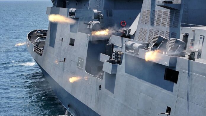 La nueva fragata de Corea del Norte parecía un barco del siglo XXI. Hasta que miras los laterales y descubres su solución contra los drones