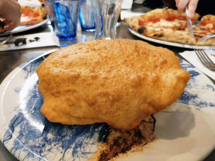 La pizza frita parece una guarrada procedente de EEUU. En realidad se 