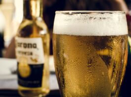 Llevamos toda la vida bebiendo cerveza en la playa para refrescarnos. La ciencia avisa del gran peligro para nuestro cuerpo Llevamos toda la vida bebiendo cerveza en la playa para refrescarnos. La ciencia avisa del gran peligro para nuestro cuerpo
