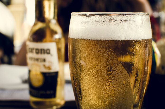 Llevamos toda la vida bebiendo cerveza en la playa para refrescarnos. La ciencia avisa del gran peligro para nuestro cuerpo