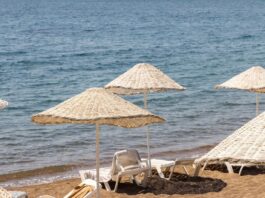 Llevamos toda la vida confiando en la sombrilla de la playa: un estudio demuestra por qué es una trampa