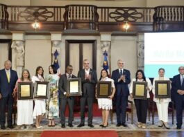 Luis Abinader entrega medalla al mérito magisterial a educadores Luis Abinader entrega medalla al mérito magisterial a educadores
