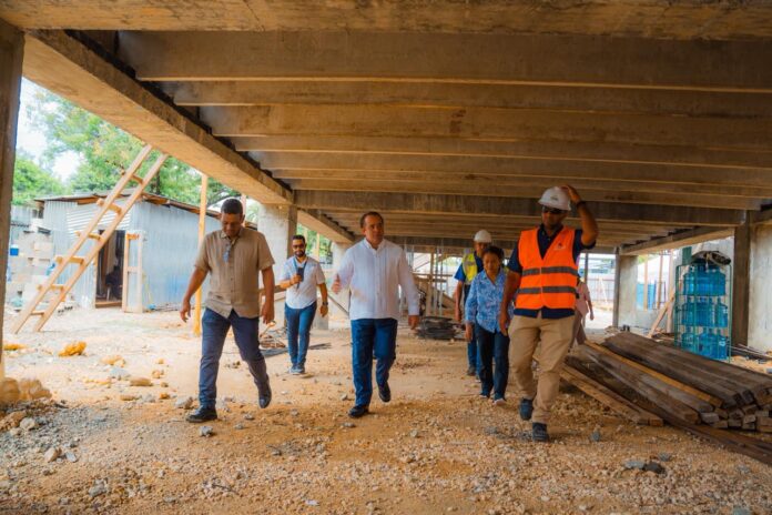 Ministro Paliza supervisa avance de los nuevos edificios de parqueos del programa Parquéate RD
