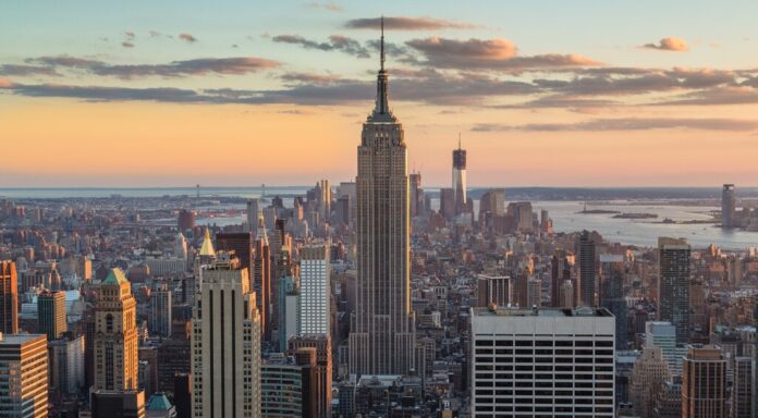 Nueva York ha descubierto que su empleado mejor pagado no es el alcalde, es un fontanero. Parecía imposible hasta que revisaron su agenda