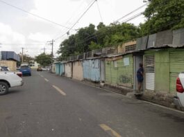 Personas viven desde hace décadas sobre una acera del ensanche La Fe