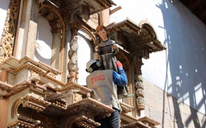 Rescatan 40 imágenes de la iglesia dedicada al Apóstol Santiago tras sismo en Perú