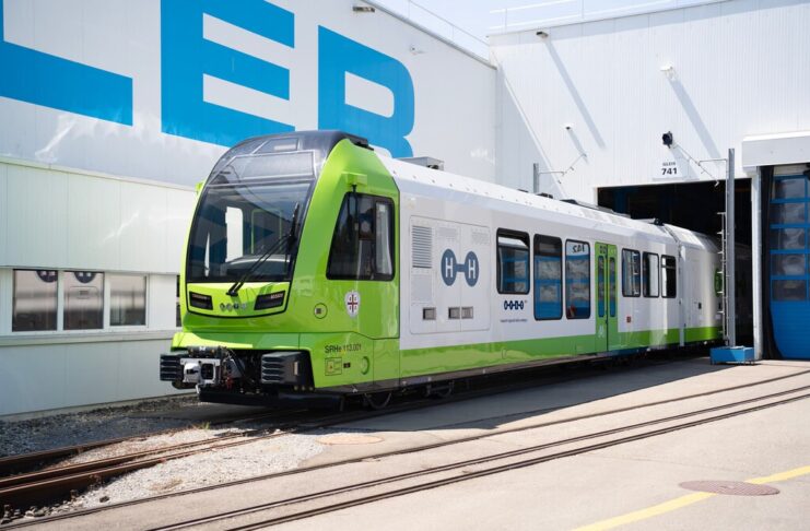 Suiza e Italia acaban de resolver un problema que llevaba décadas sin solución: meter un tren de hidrógeno en una vía estrecha