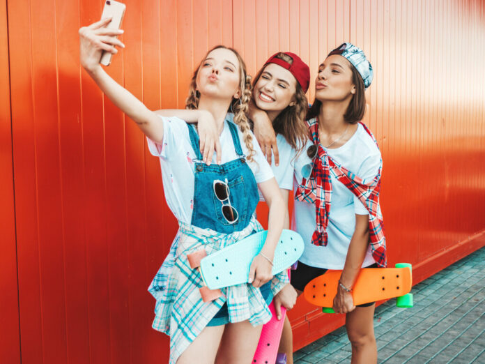 Tus hijos adolescentes no quieren pasar las vacaciones contigo. Y la ciencia dice que hay que dejarles (con matices)