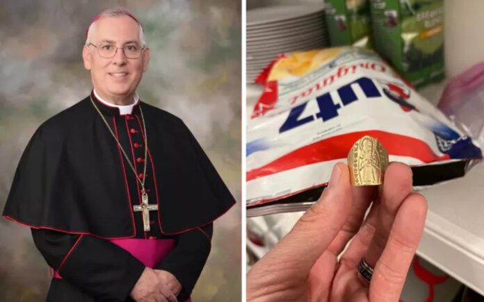Un obispo de Nueva York, su anillo perdido y una bolsa de papas fritas