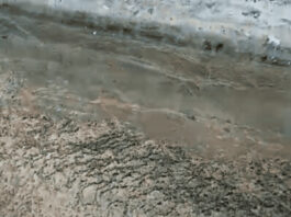 Vecinos de residencial denuncian fuga los deja sin agua Vecinos de residencial denuncian fuga los deja sin agua