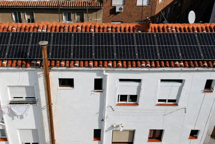 A España le sobra sol: bate récords de energía solar mientras tira una buena parte a la basura