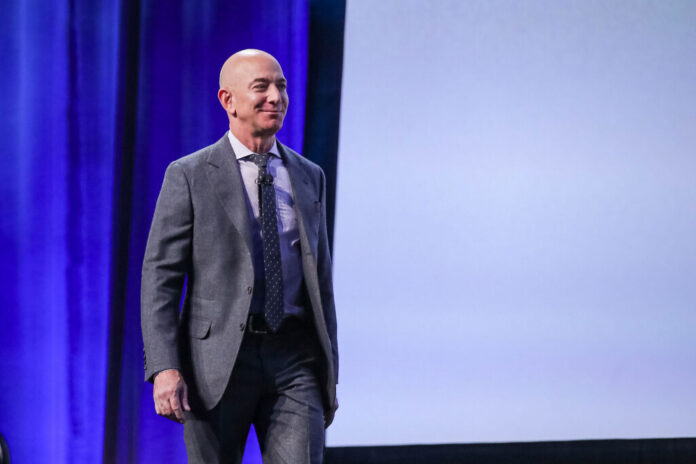 Amazon ha superado los tres billones de capitalización y Jeff Bezos ha hecho lo que mejor se le da: vender 15 millones de acciones