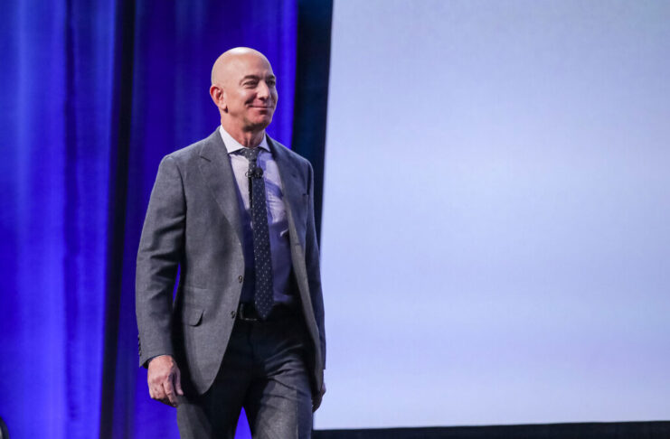 Amazon ha superado los tres billones de capitalización y Jeff Bezos ha hecho lo que mejor se le da: vender 15 millones de acciones