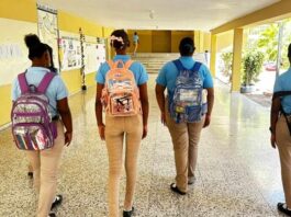 Barahona pone a prueba las mochilas transparentes