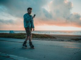 Caminar mirando el móvil no solo te distrae: la ciencia demuestra que altera tu forma de andar y dispara el estrés
