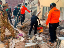 Casi 13,000 desplazados tras mortal terremoto en Indonesia Casi 13,000 desplazados tras mortal terremoto en Indonesia