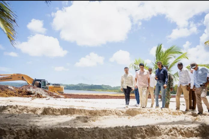 Collado supervisa operativo de limpieza en Playa Rincón de Las Galeras