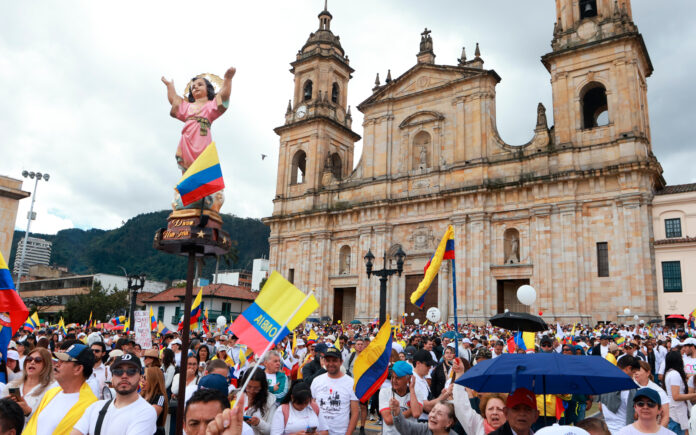 Concejo de Bogotá vota a favor del Día de la Oración, pero ateos exigen al alcalde que no lo apruebe