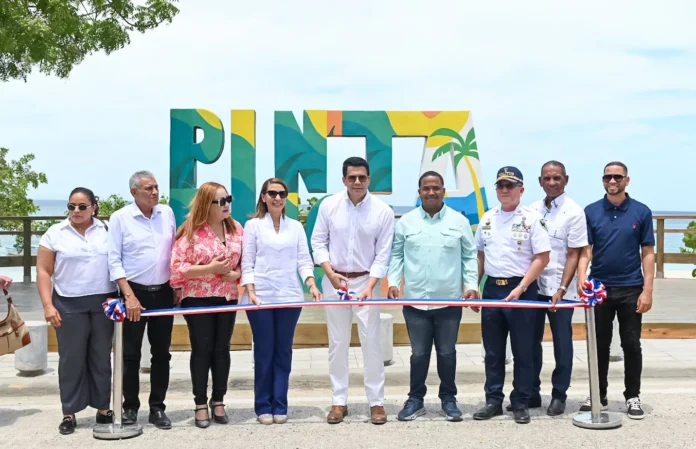 David Collado inaugura parador Fotográfico en Punta Rucia, Puerto Plata
