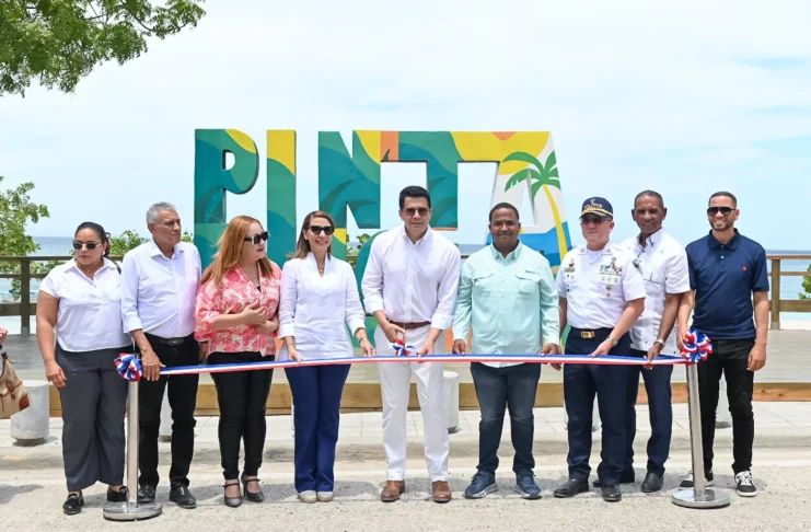 David Collado inaugura parador Fotográfico en Punta Rucia, Puerto Plata