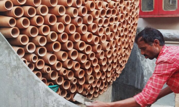 El 'ladrillo' que enfría edificios hasta 15 grados sin aire acondicionado: la tecnología india que recupera el truco del botijo