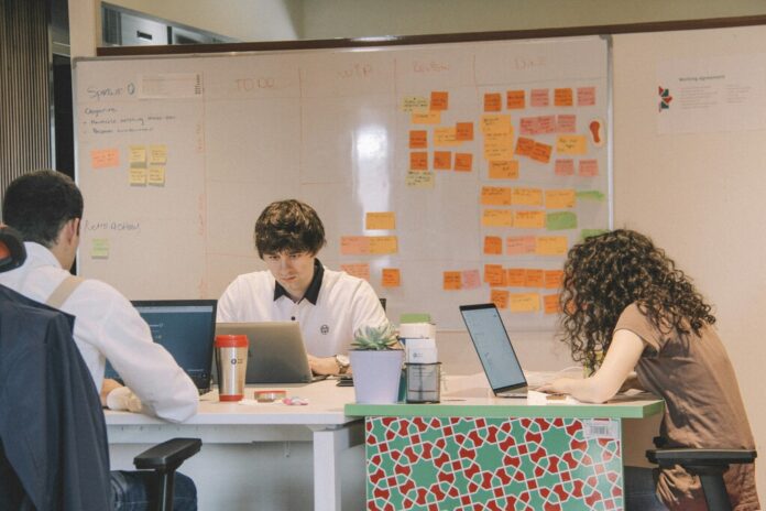 El mayor temor era que la IA nos quitara el trabajo. La realidad es que está reemplazando a quienes están aprendiendo a trabajar
