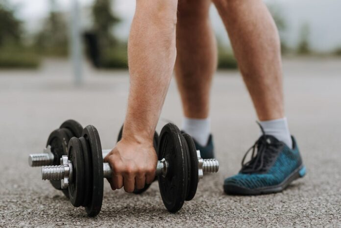 El punto óptimo del entrenamiento de fuerza son dos horas a la semana. Pasarse no suma: resta