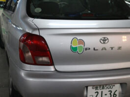 El trébol de cuatro hojas que ves en algunos coches en Japón no es decoración: es obligatorio para las personas mayores