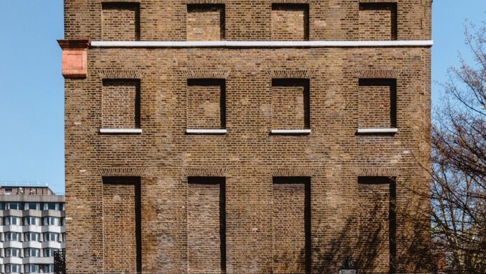 En 1696, el rey de Inglaterra puso un impuesto a las ventanas. Lo que pasó acto seguido no sorprendió a nadie